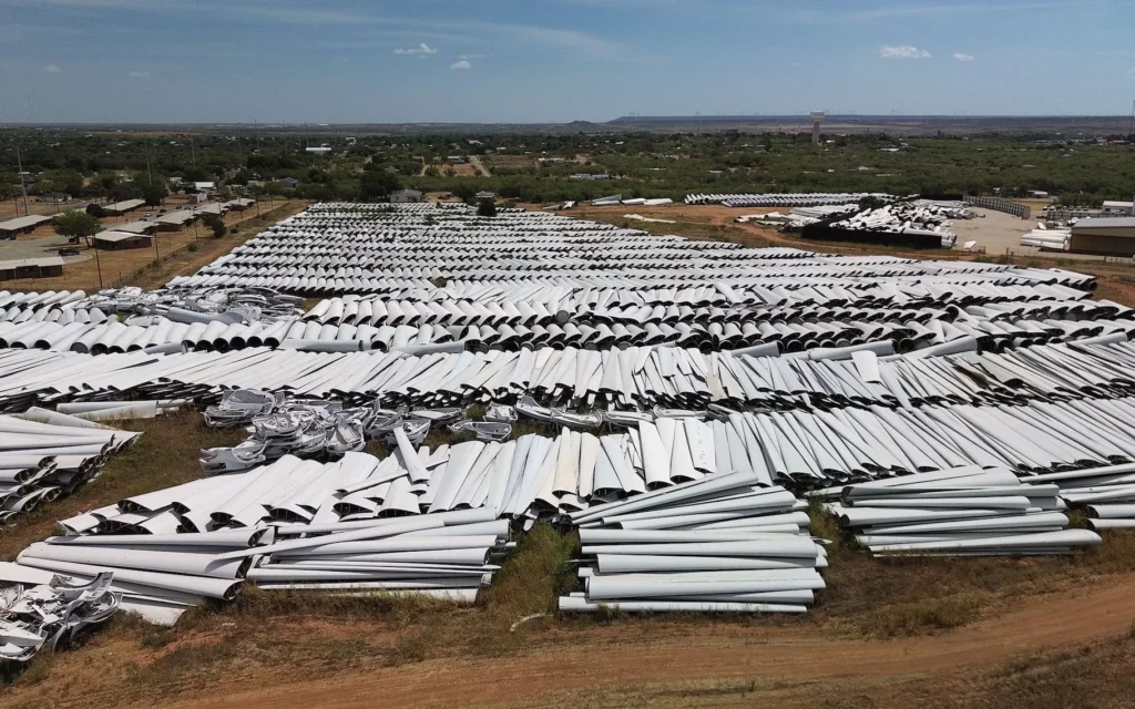 Thousands of old wind turbine blades pile up in West Texas