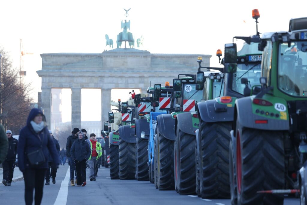 Scholz faces mounting pressure as allies side with angry farmers