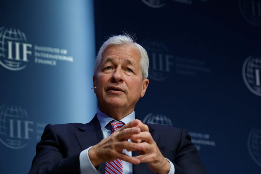 Dimon Calls Push to Stop All Oil and Gas Enormously Naïve