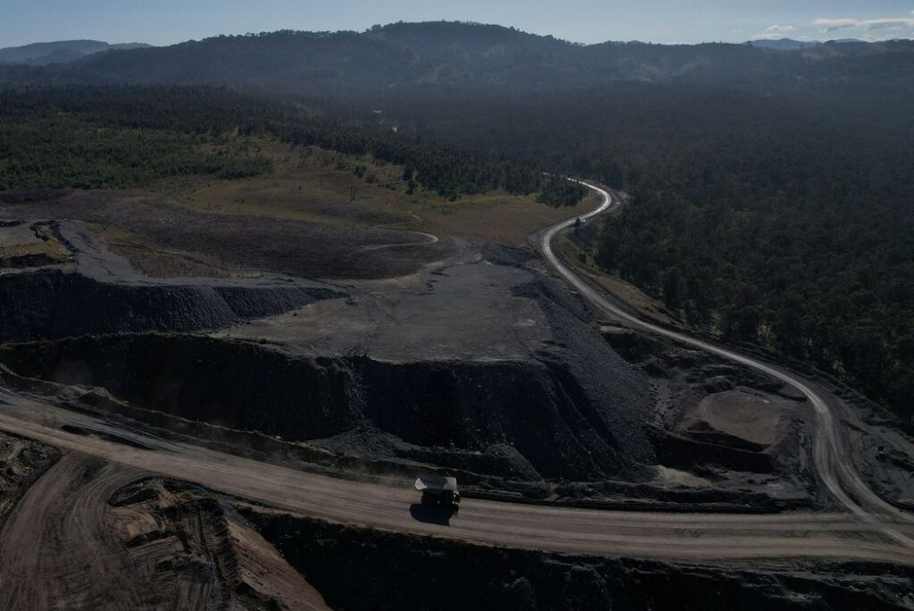 Glencore sticks with coal, cites pendulum shift on ESG