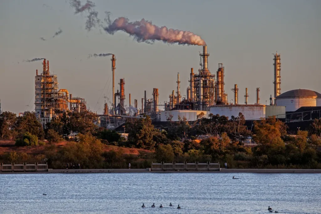 Phillips 66’s massive L.A. oil refinery to cease operations next year
