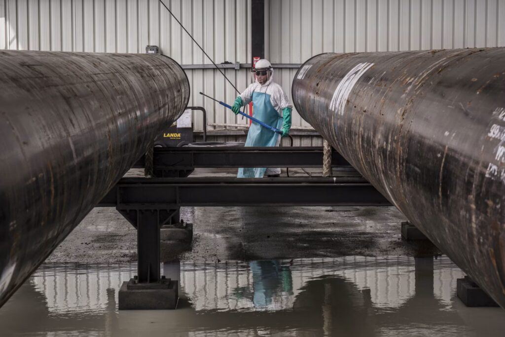 Exxon, Chevron Earnings Fall as Output Climbs And Prices Drop